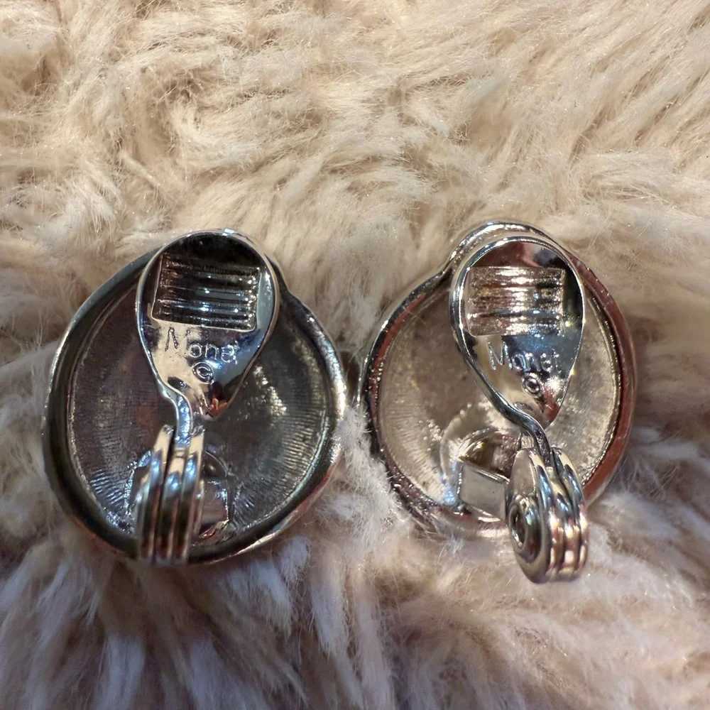 Vtg Signed MONET Clamshell Silver tone Clip Earrings‎ Puffy Nautical Scalloped